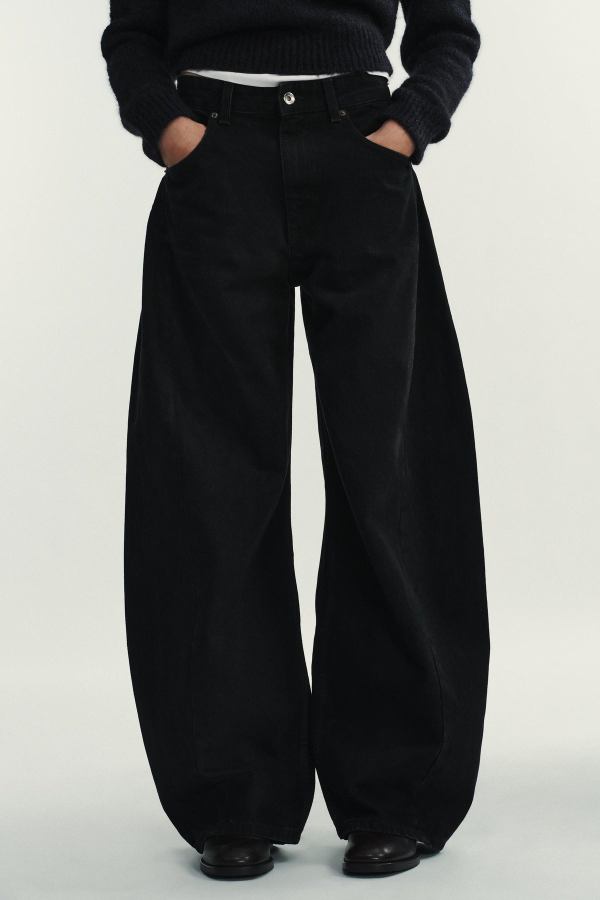 ÜBERGRÖSSE JEANS MIT MITTELHOCHGESCHNITTENER TAILLE