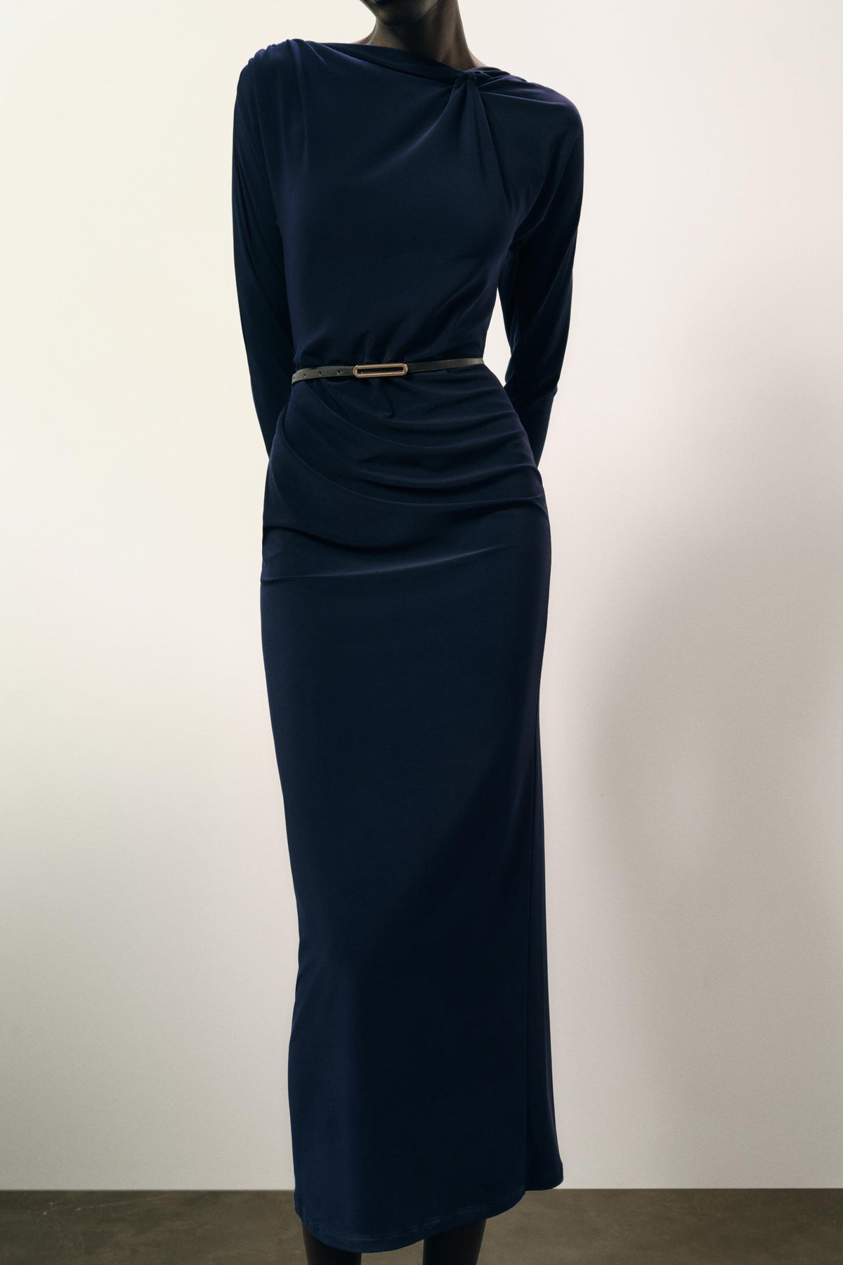 Modisches Kleid mit Gürtel und Raffungen