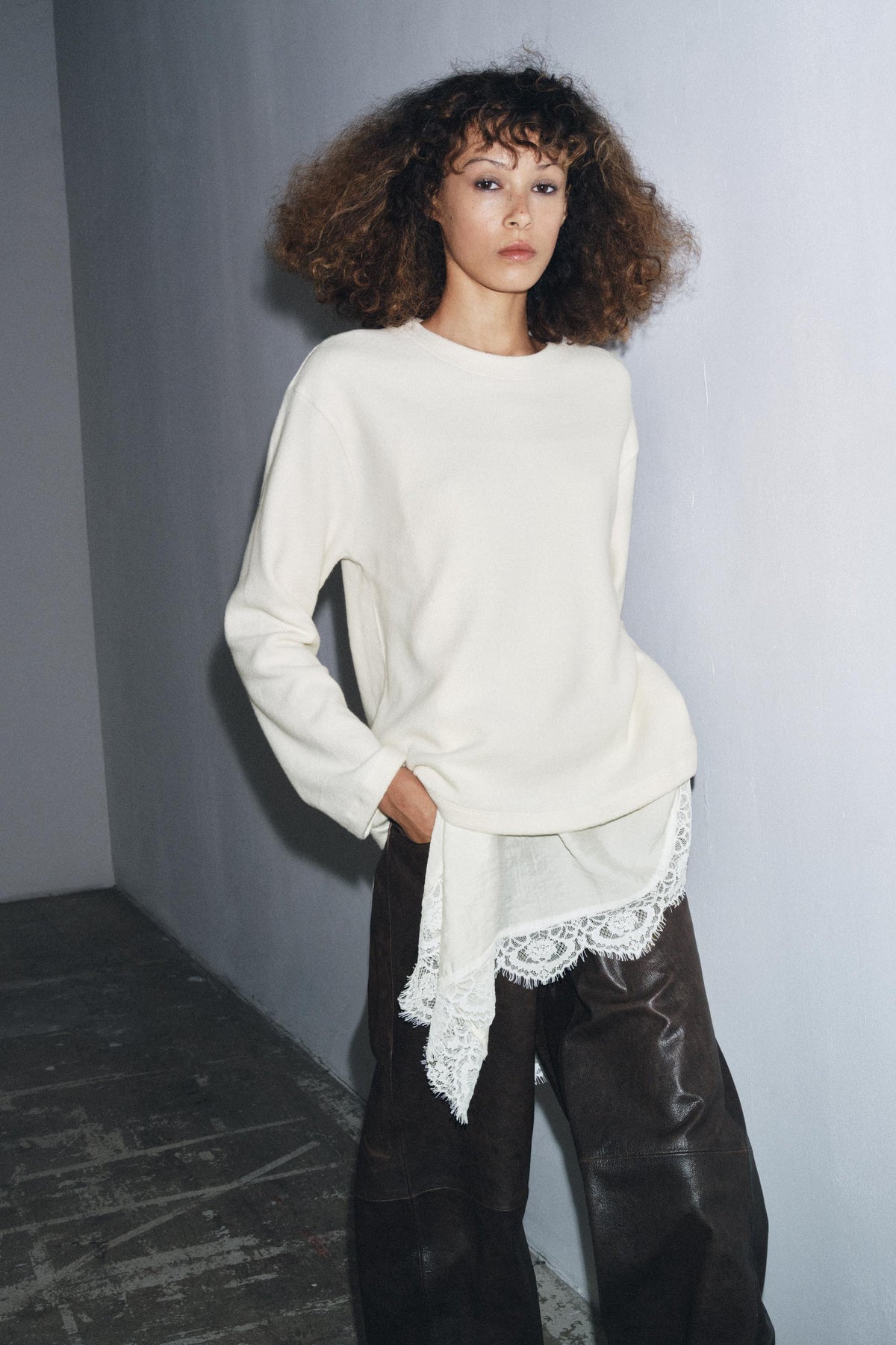T-Shirt mit asymmetrischem Spitzendetail