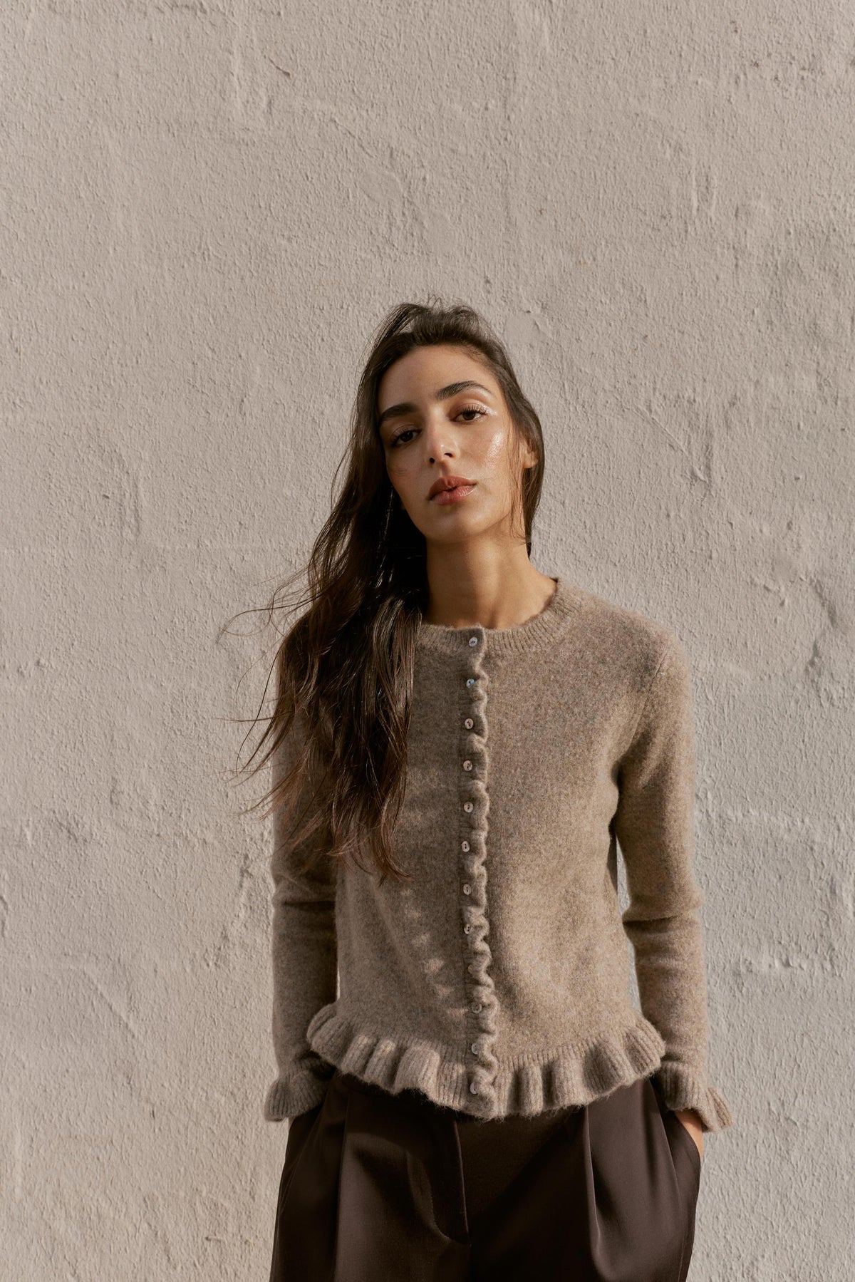 Strickjacke mit Rüschenbesatz