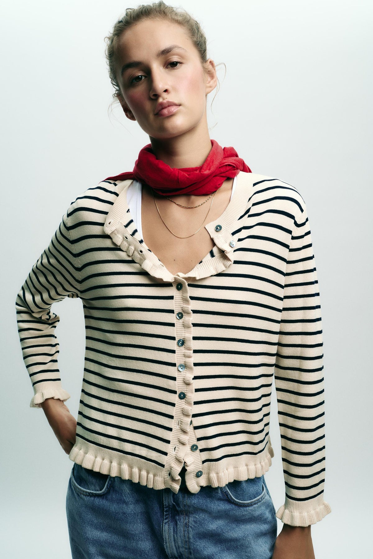 Strickjacke mit Rüschenbesatz