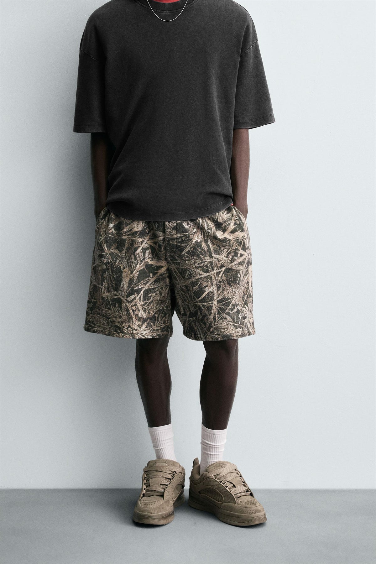 ABSTRACT PRINT BERMUDA SHORTS - Image 2