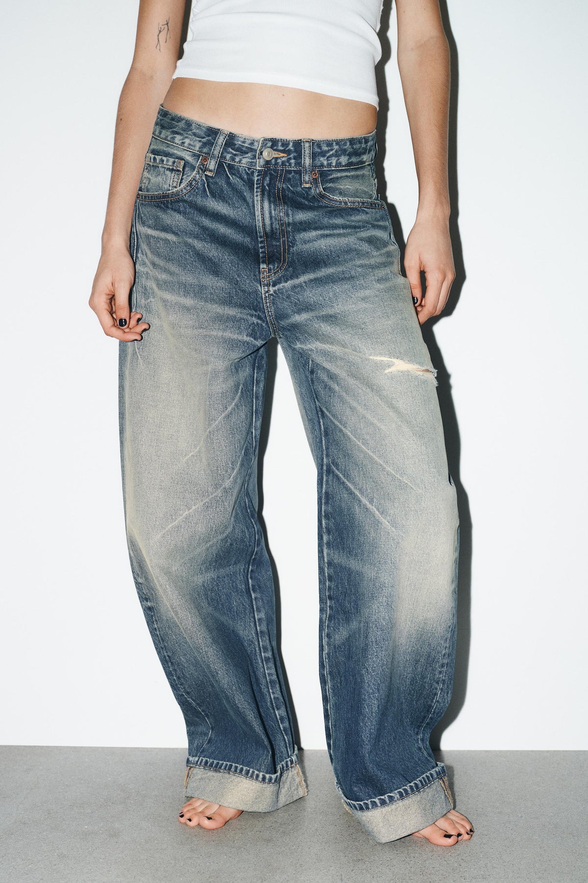 Ripped mid-waist folded jeans
