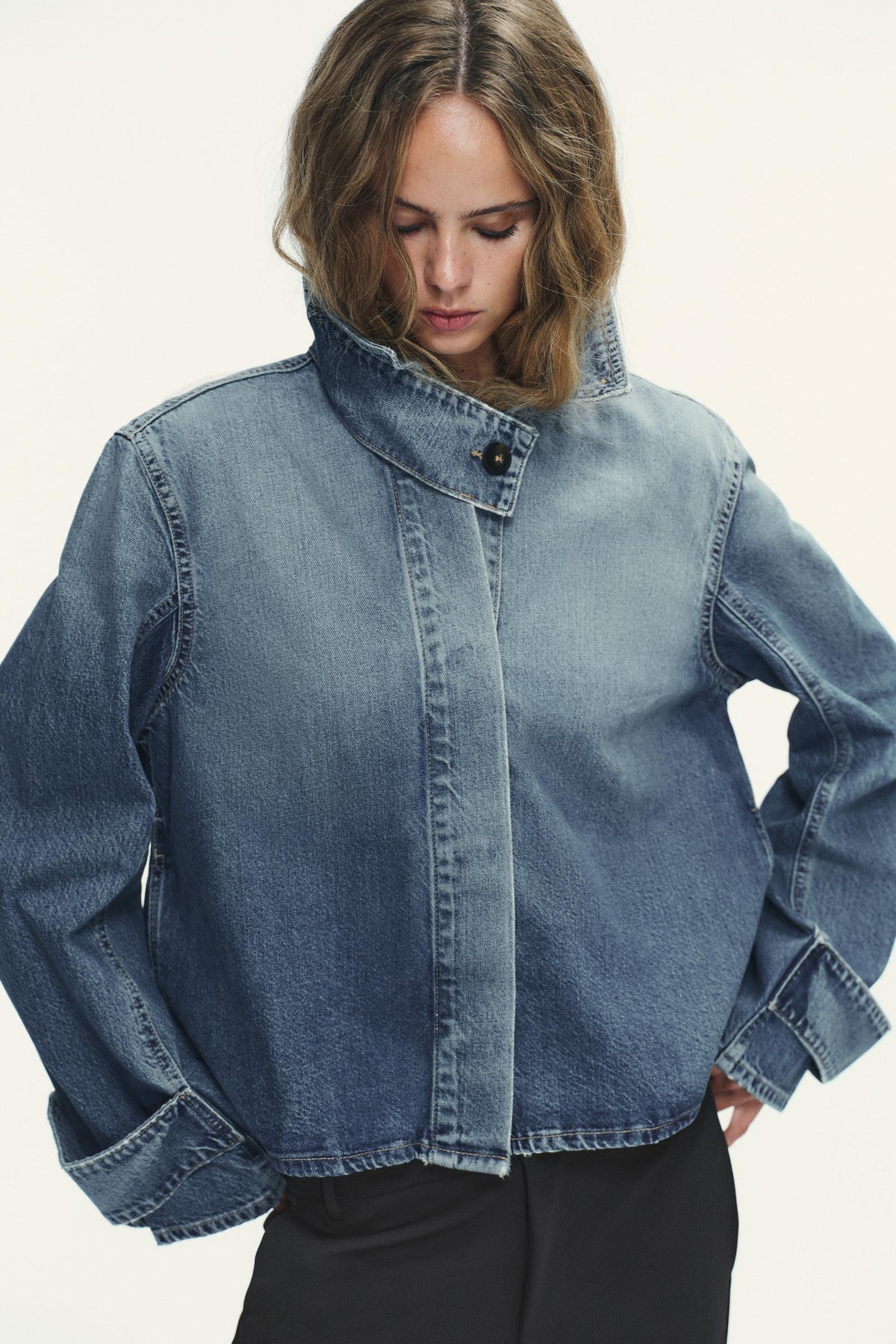 Jeansjacke mit hohem Kragen