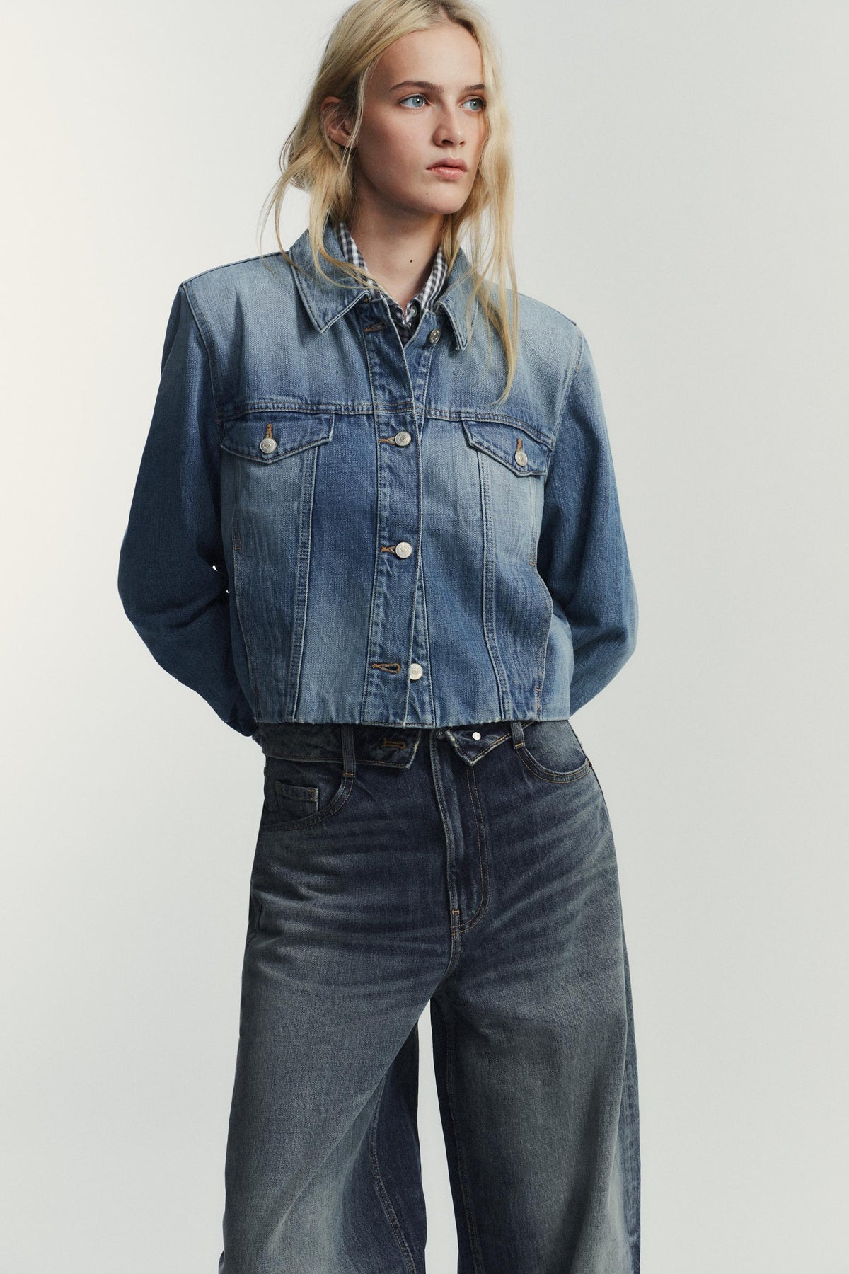 Jeans mit mittelhohem Bund und umgeschlagenem Bund