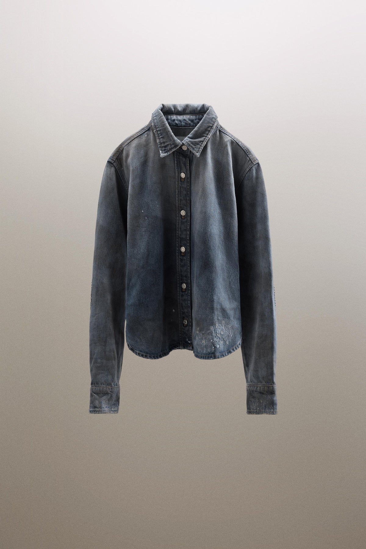 Ausgeblichenes, zerrissenes Jeanshemd