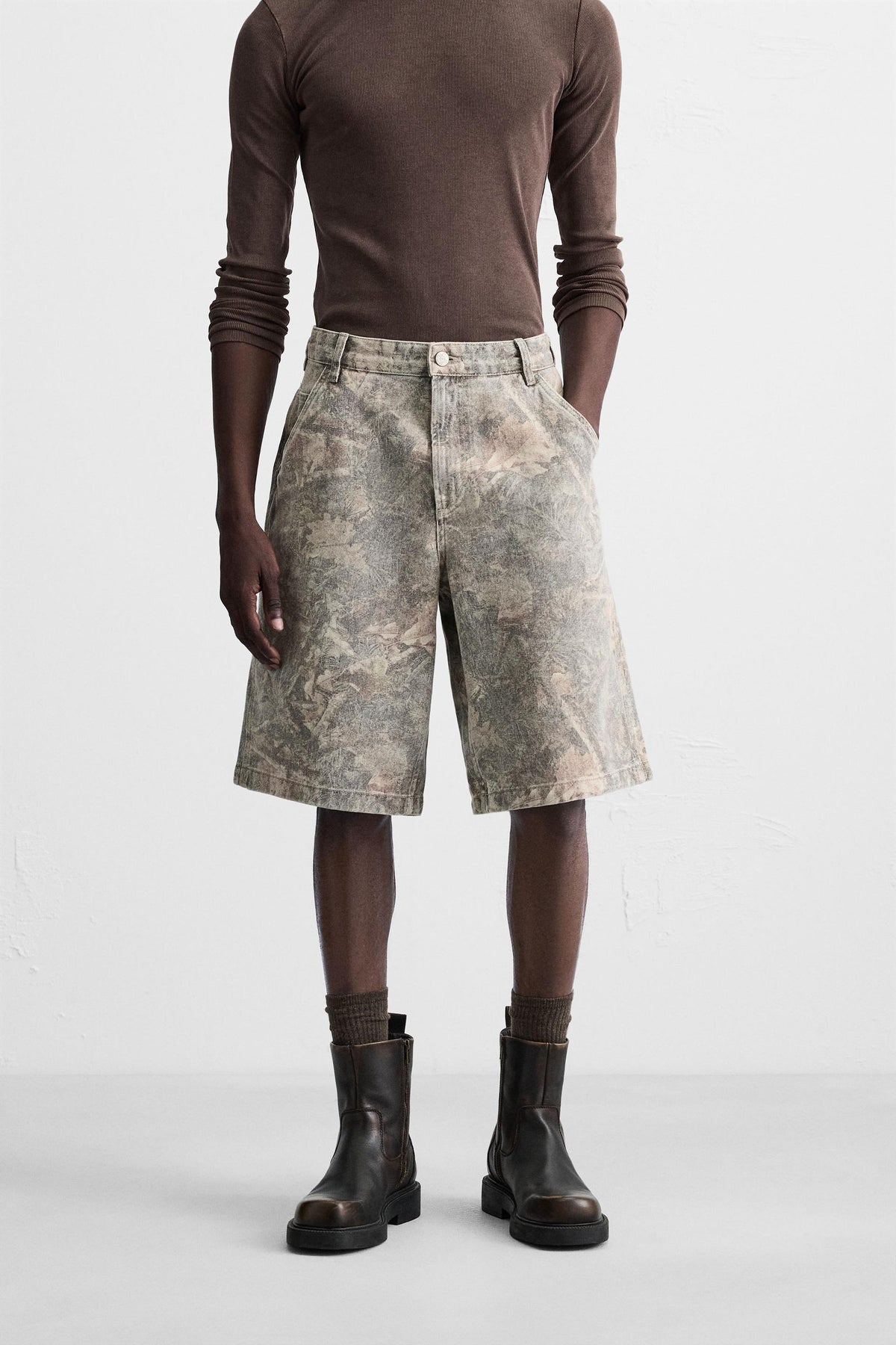 ABSTRACT PRINT RELAXED FIT BERMUDA SHORTS - Image 2