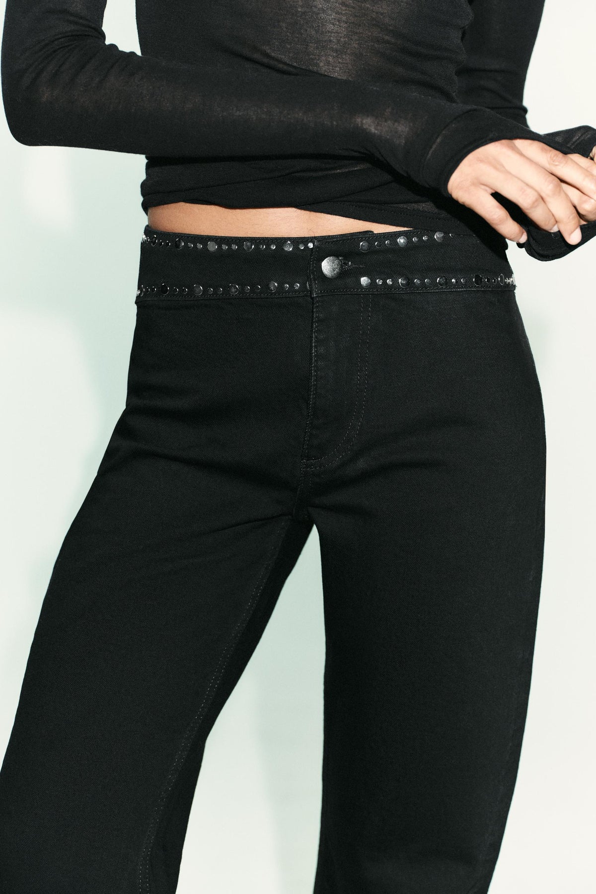 Hochgeschnittene, mit Nieten besetzte Jeans