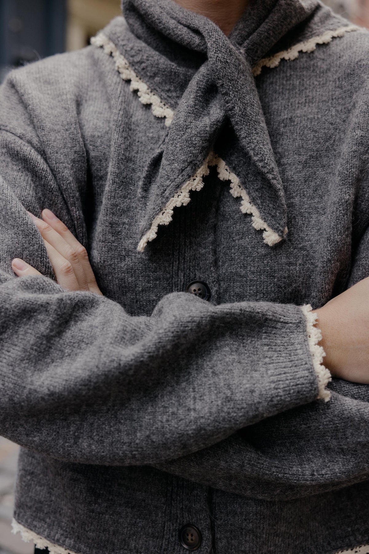 Spitzenstrickjacke