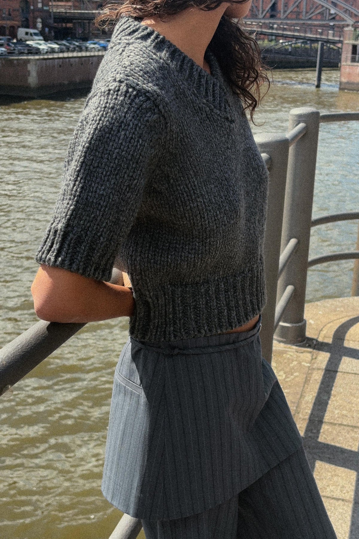 Kurzer V-Ausschnitt-Pullover
