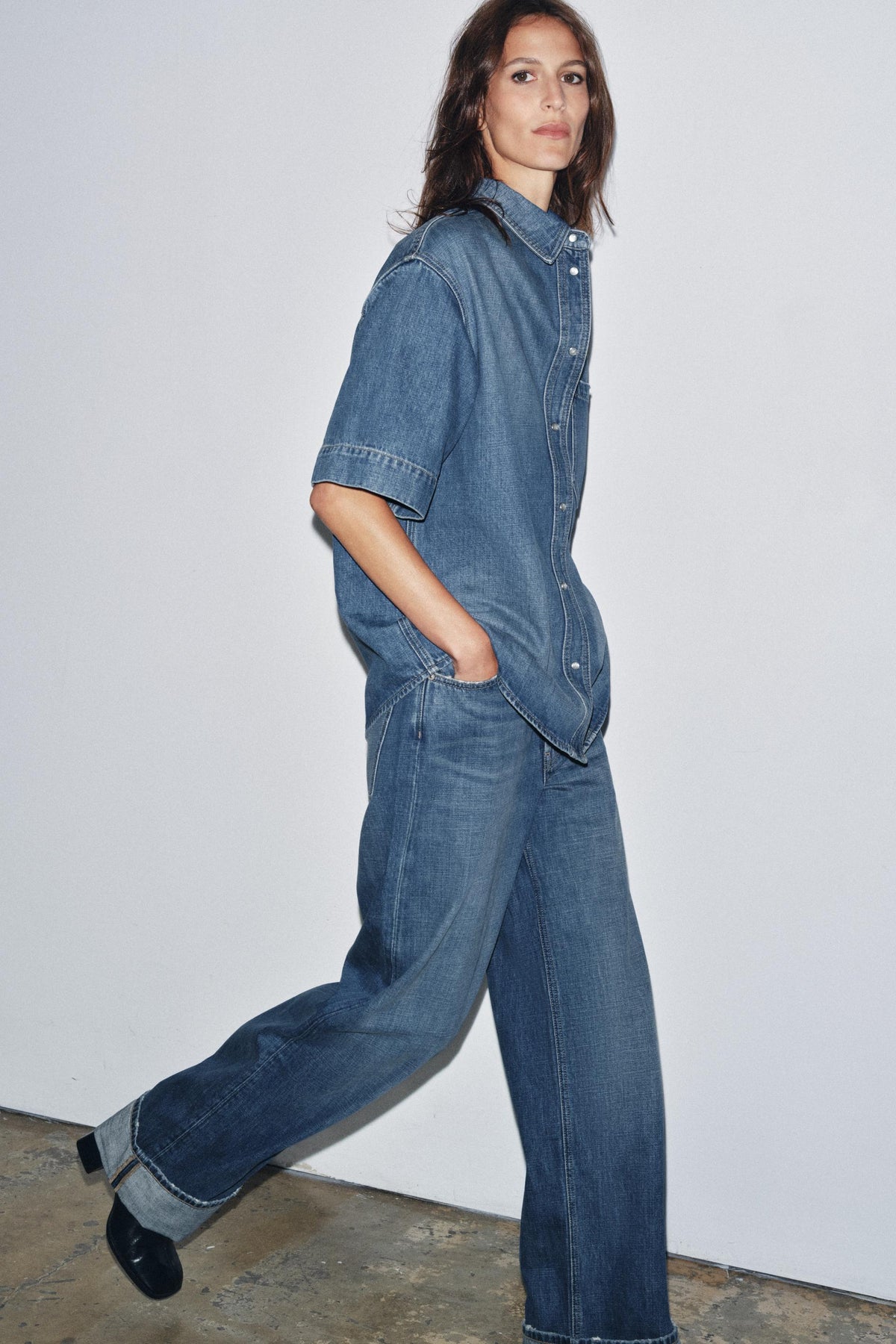 Short-sleeve denim shirt