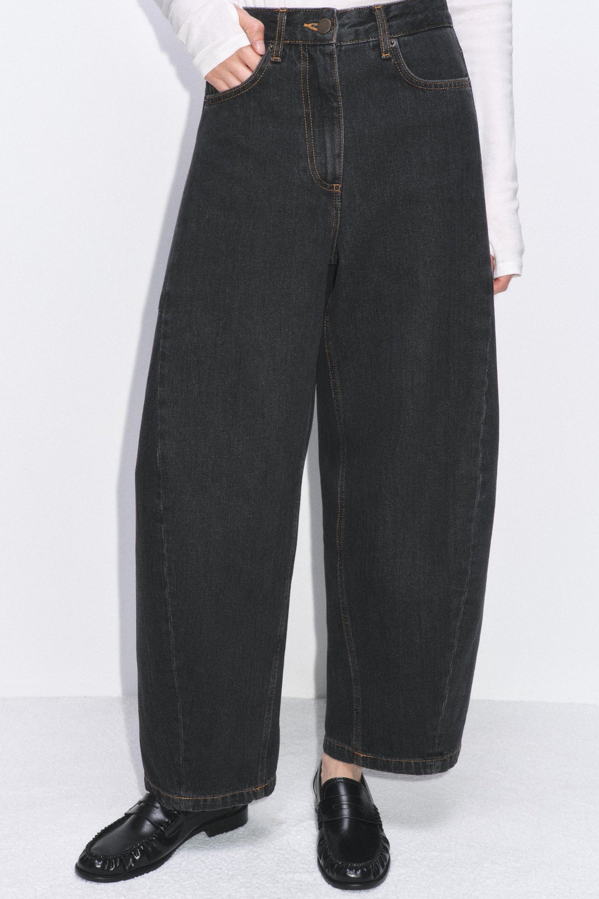 Knöchelhohe Ballon-Jeans mit mittelhohem Bund