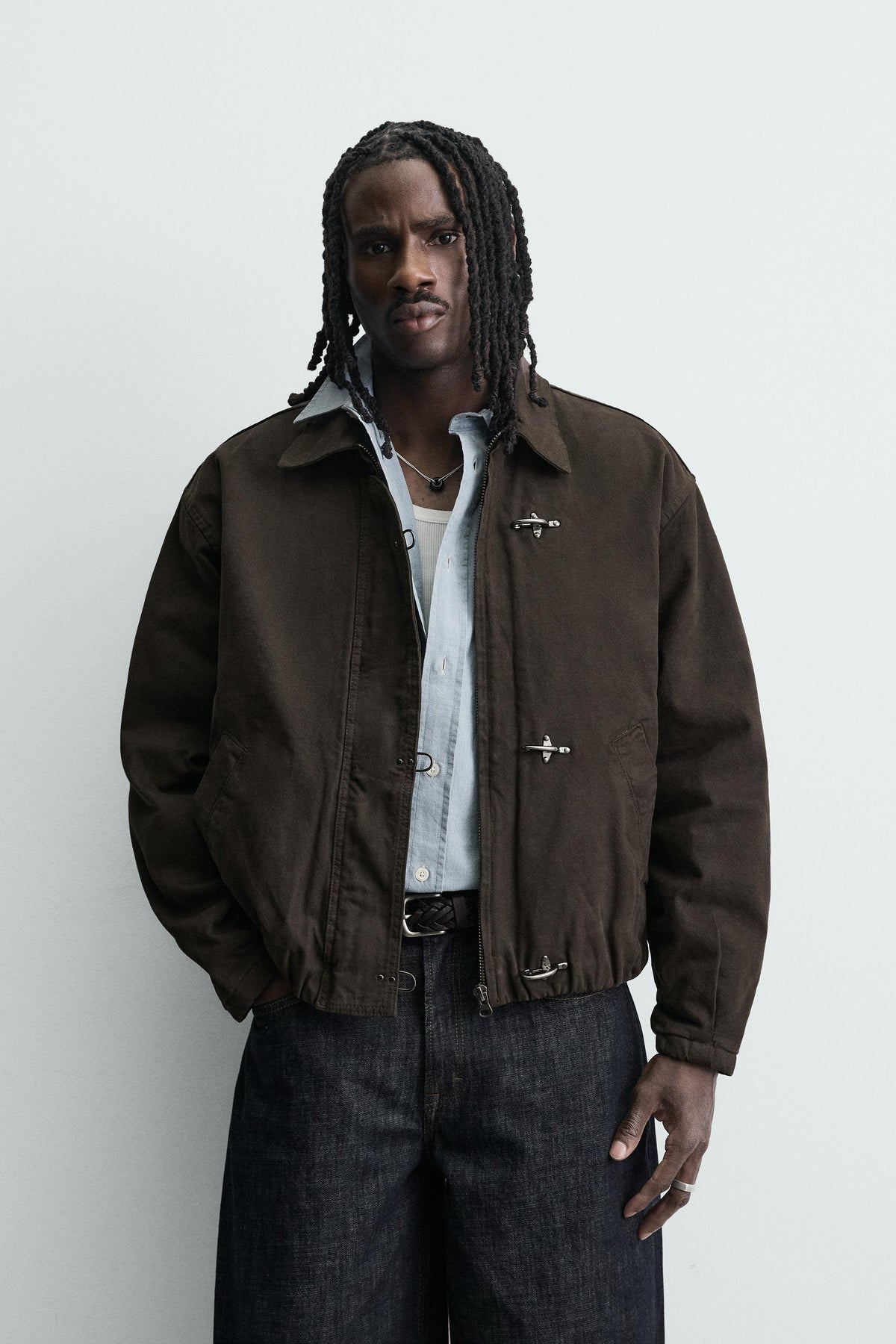 Kurze Jacke mit Knebelverschluss