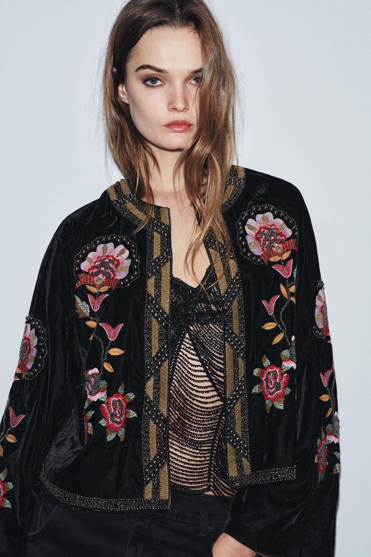 Samtjacke mit Blumenstickerei