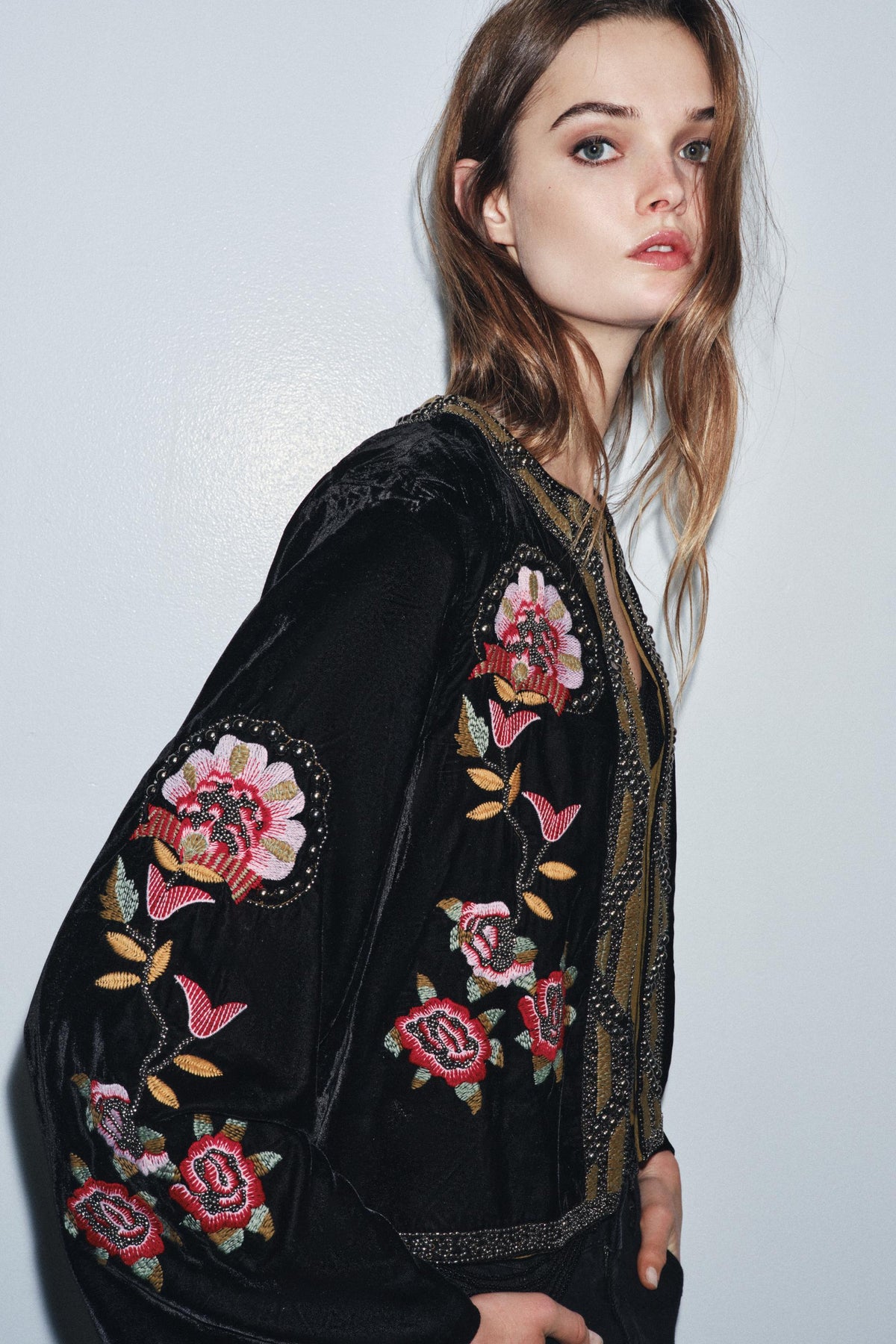 Samtjacke mit Blumenstickerei