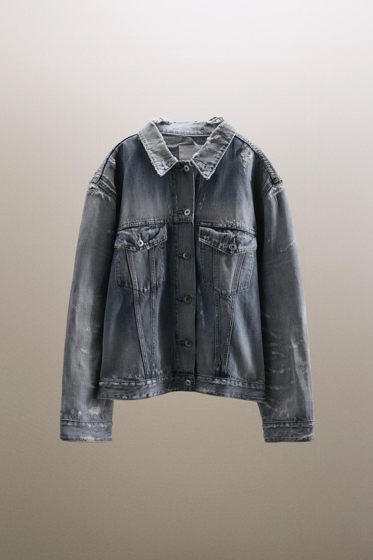 Jeansjacke mit Rissen