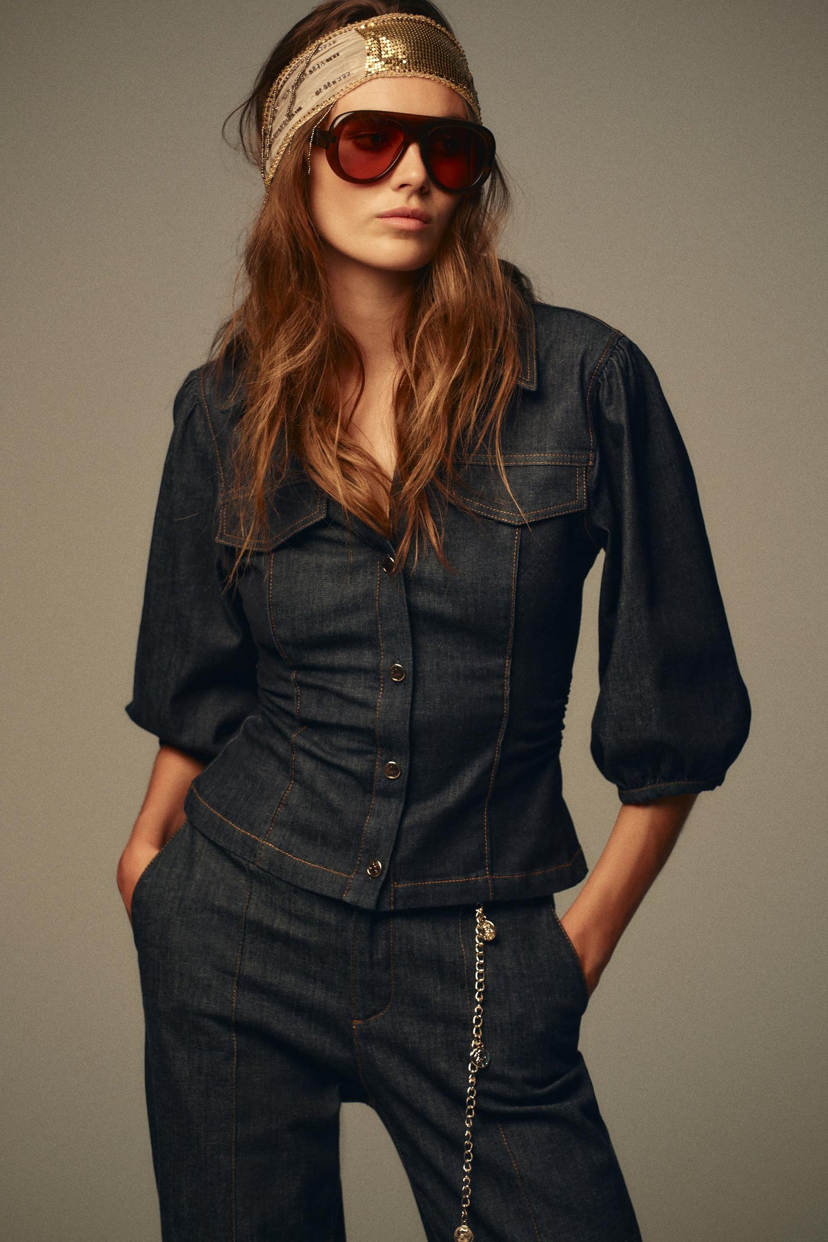 Figurbetonte Jeans mit Puffärmeln