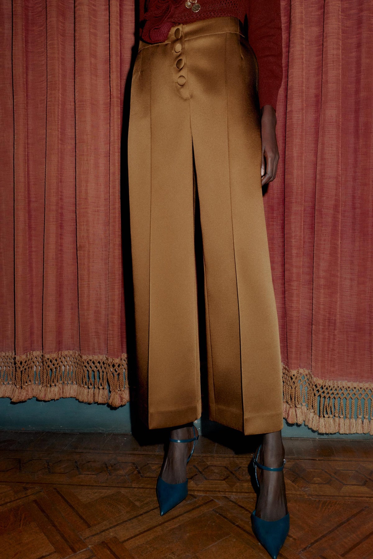Satinhose mit weitem Bein