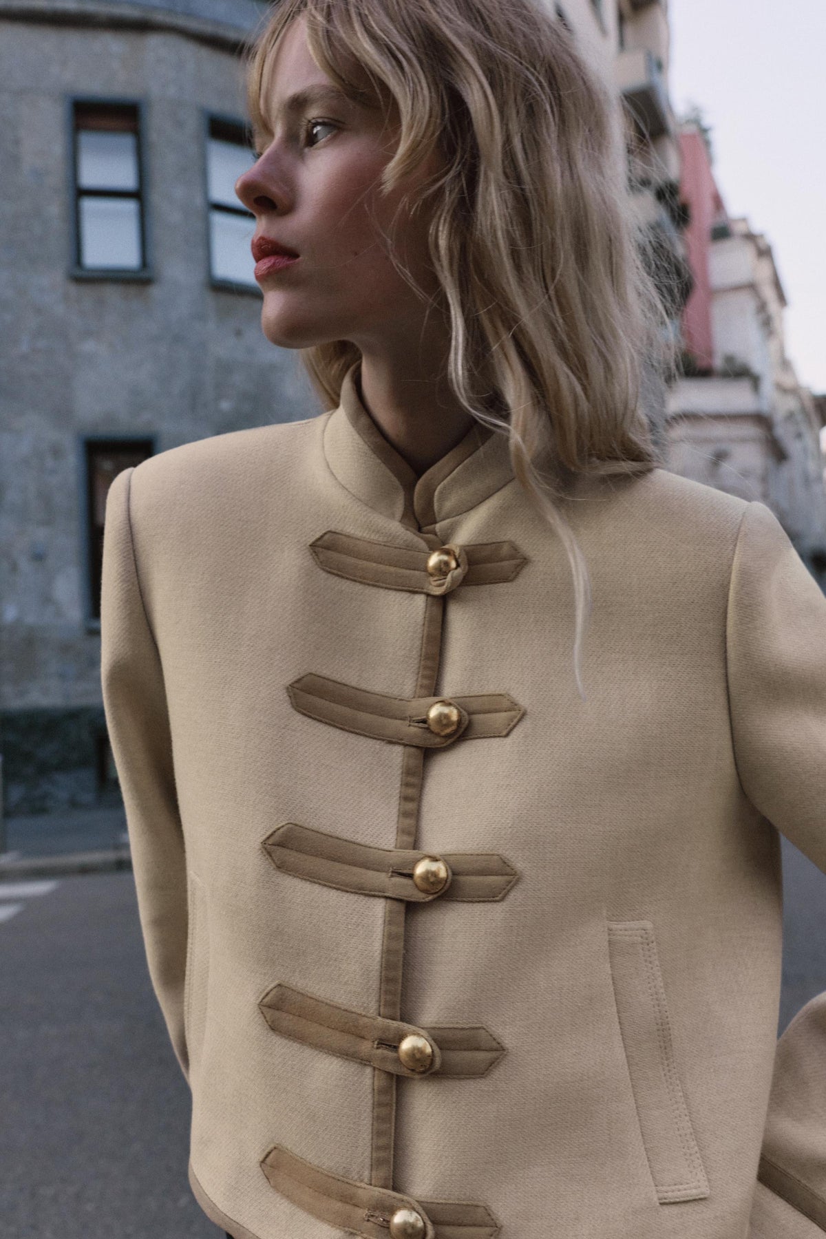 Jacke mit Knebelverschluss an den Schultern