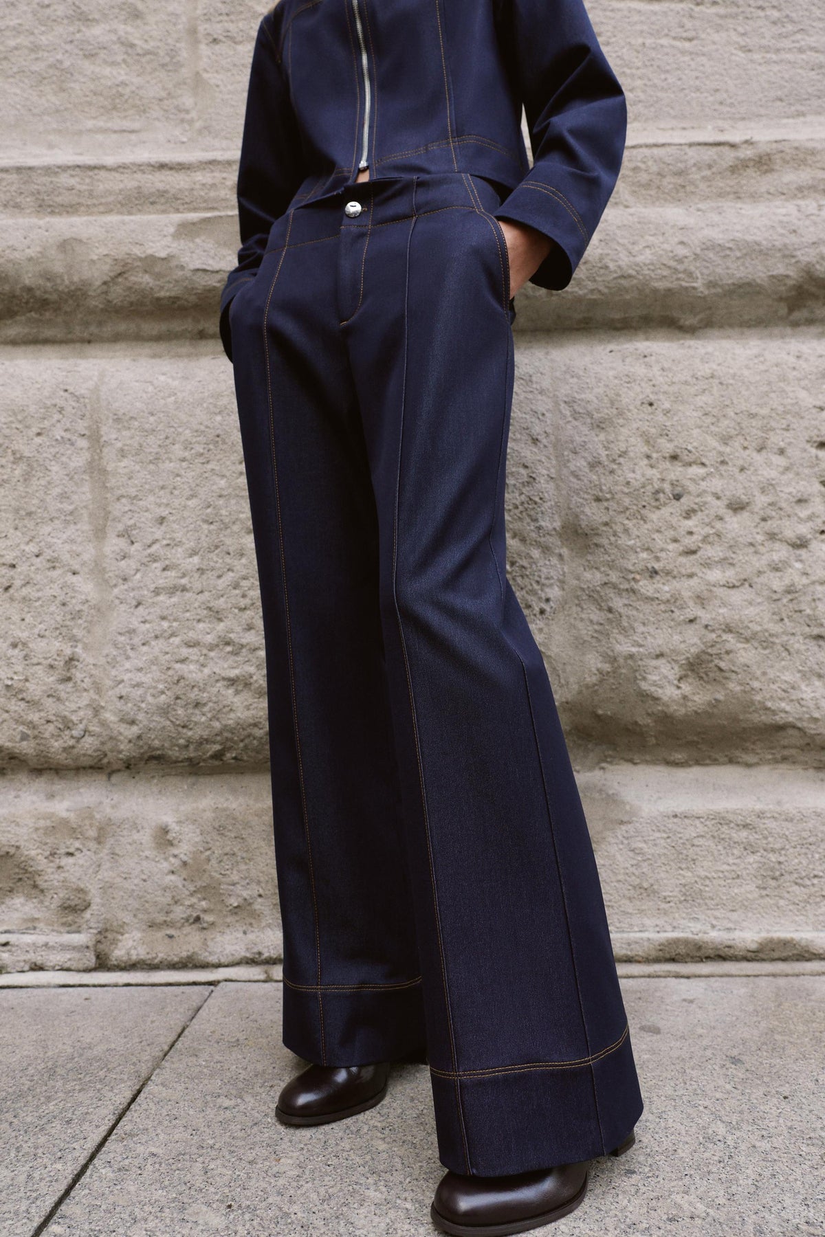 Bootcut-Hose mit kontrastierenden Ziernähten