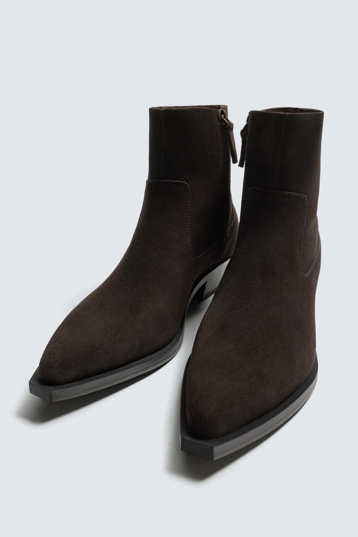 Spitz zulaufende Cowboystiefel