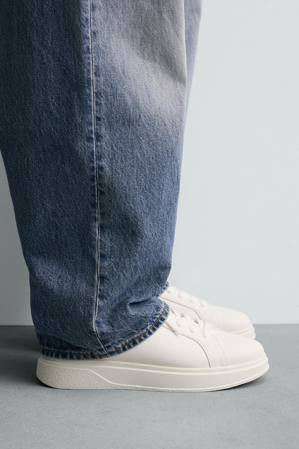 Sneaker mit breiter Sohle
