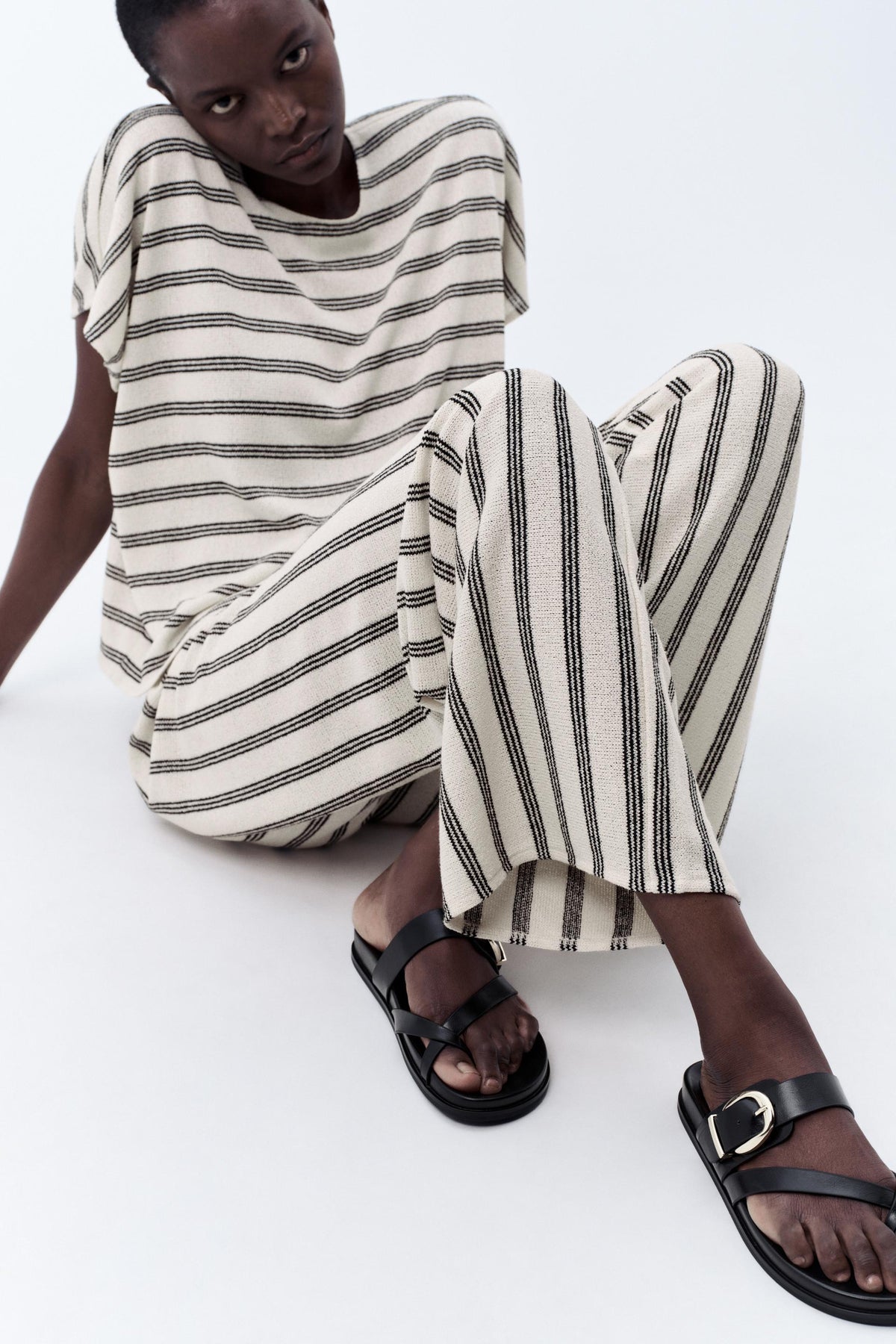 Flache Sandalen mit Schnalle