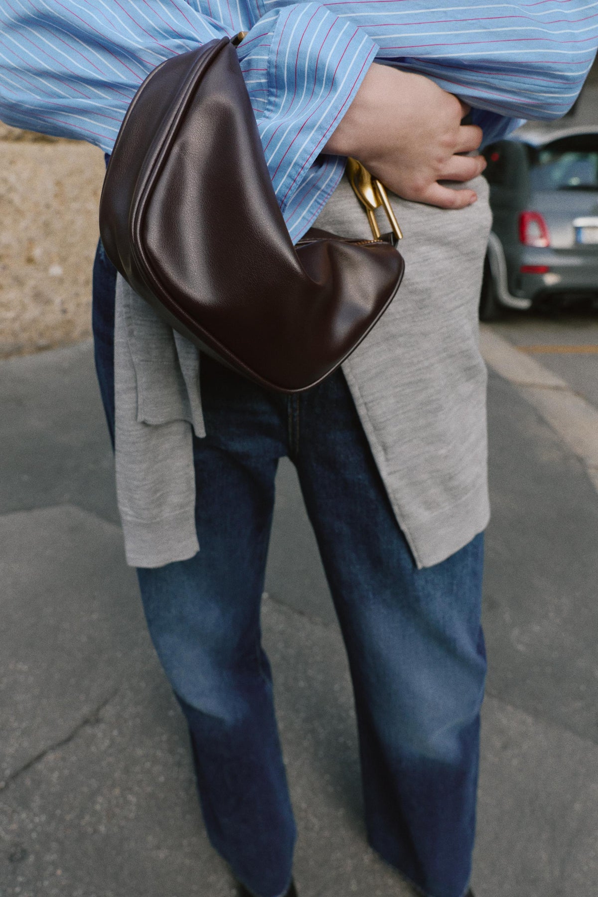 Miniatur-Handtasche mit Metallgriff