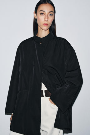 Übergroße Nylonjacke