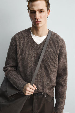 LIMITED EDITION RIBBED V-NECK JUMPER - Image 5