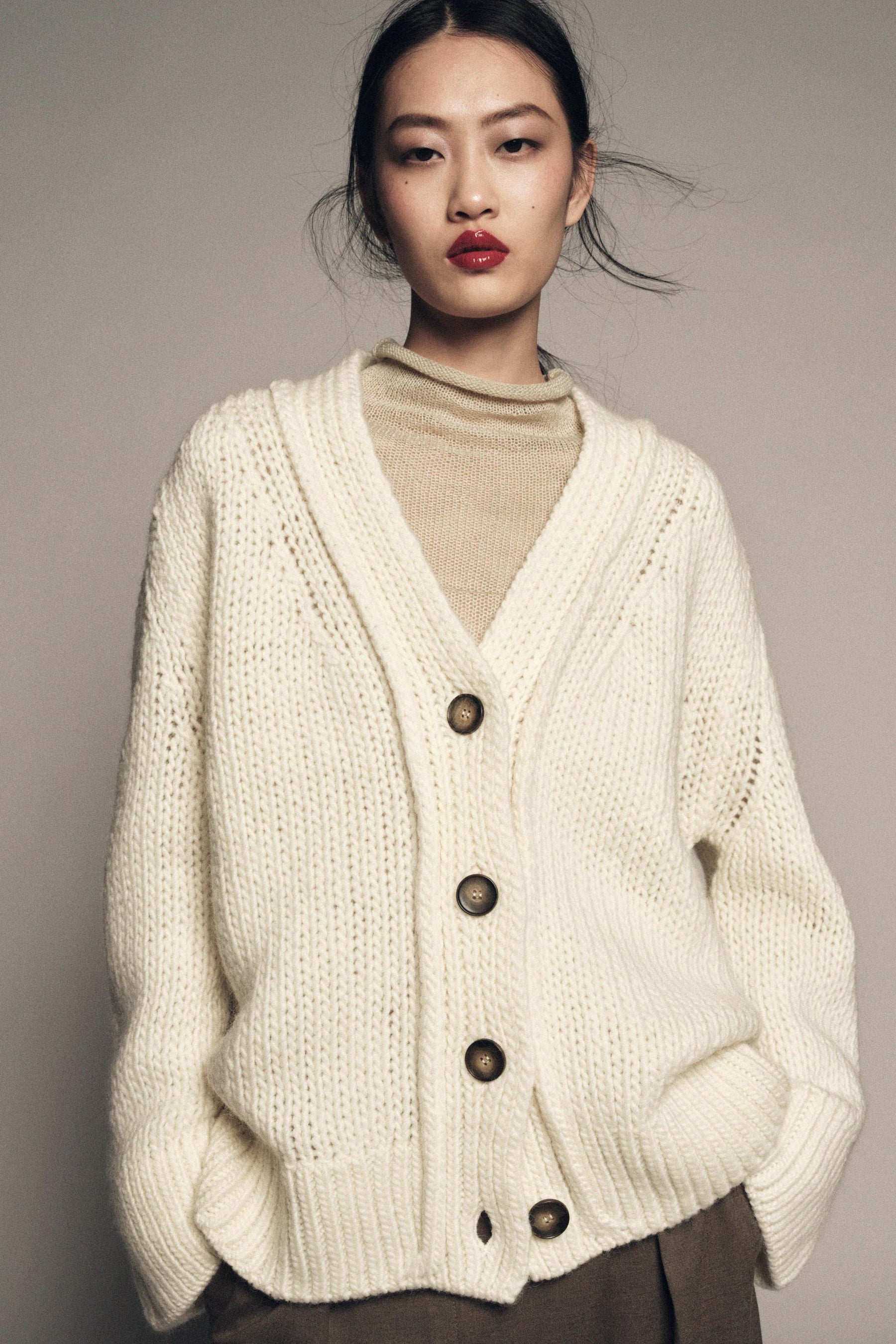 100% WOOL V-NECK CARDIGAN - Image 2