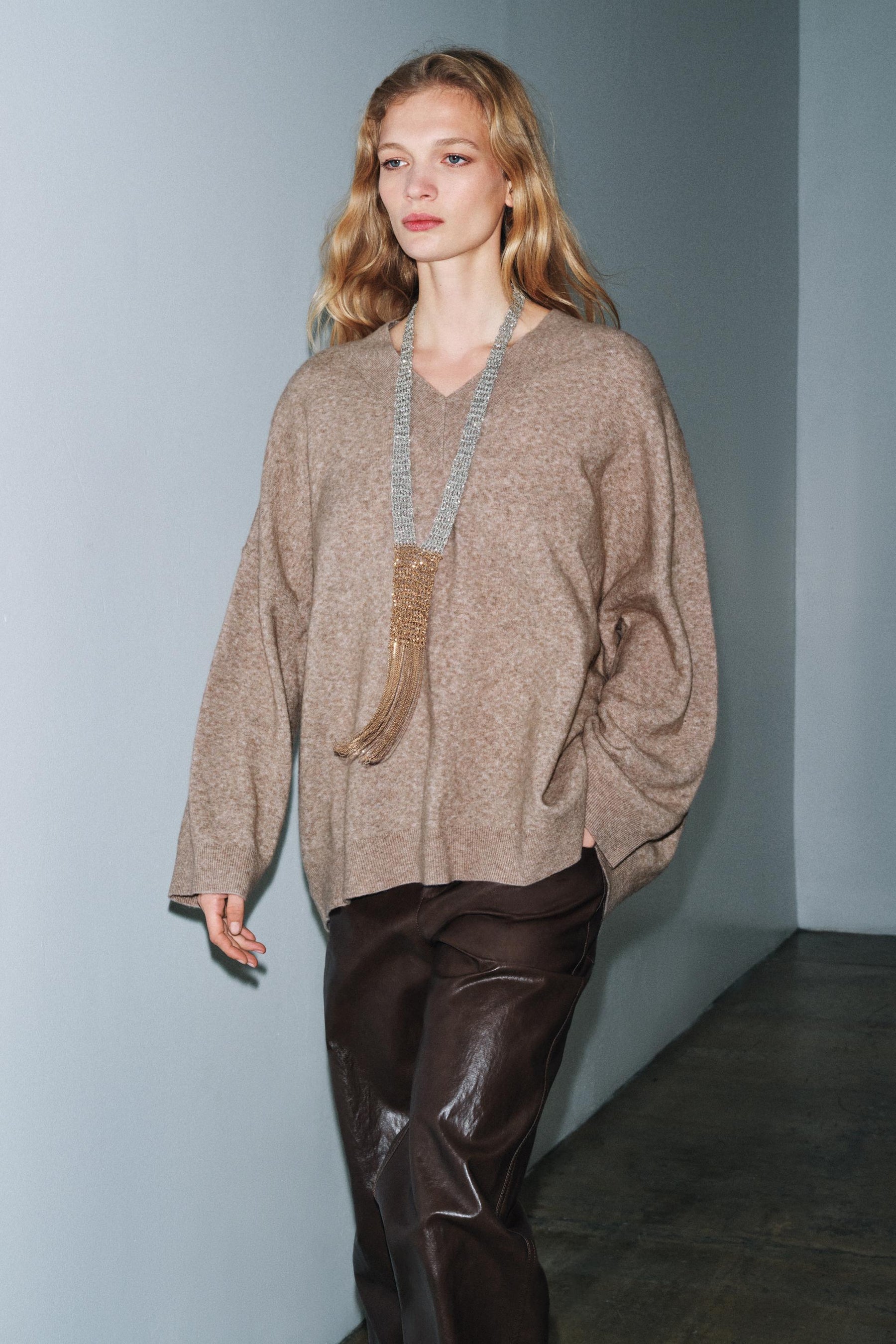 ÜBERGRÖSSERTER WOLLPULLOVER