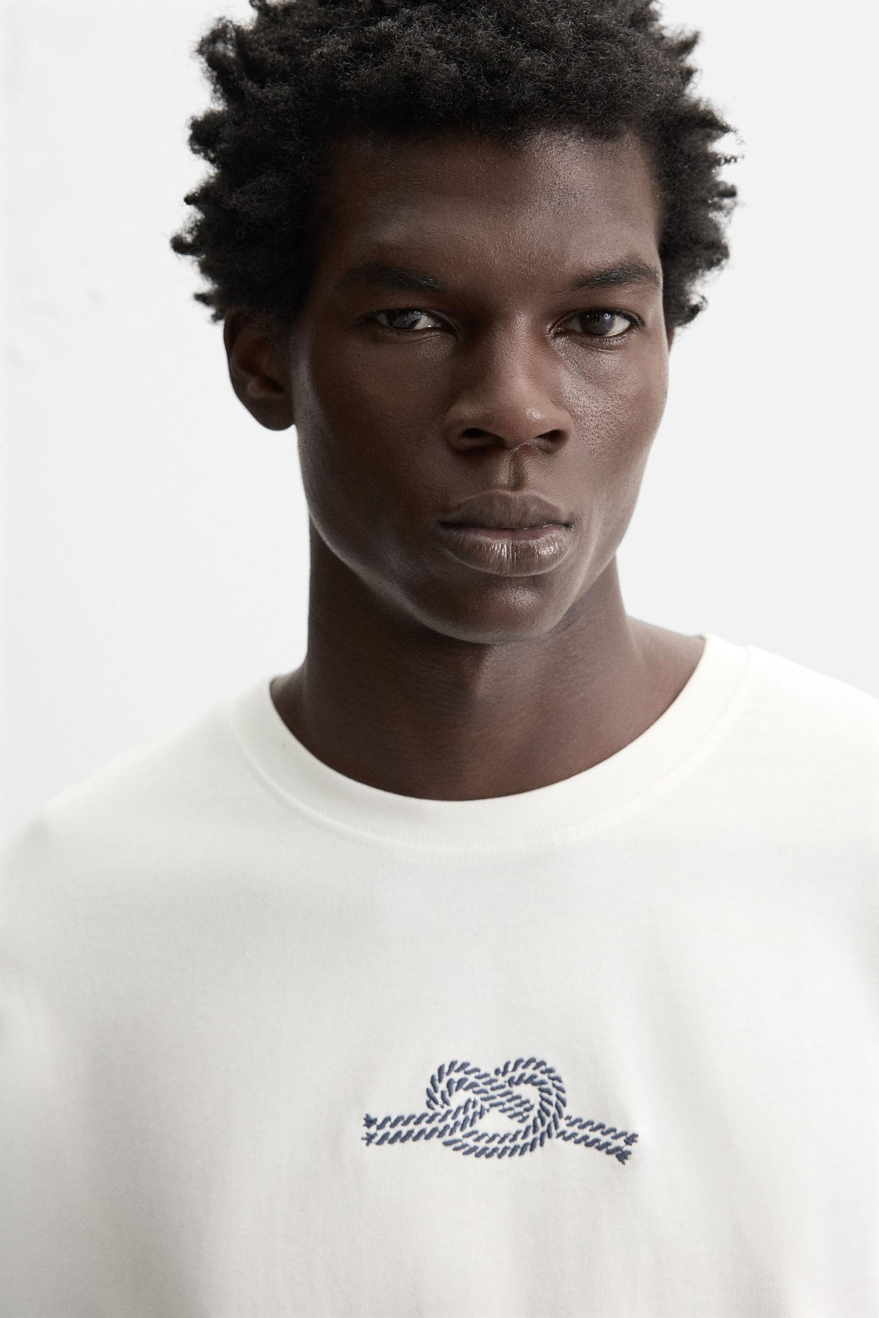 T-SHIRT WITH CONTRAST EMBROIDERY - Image 5