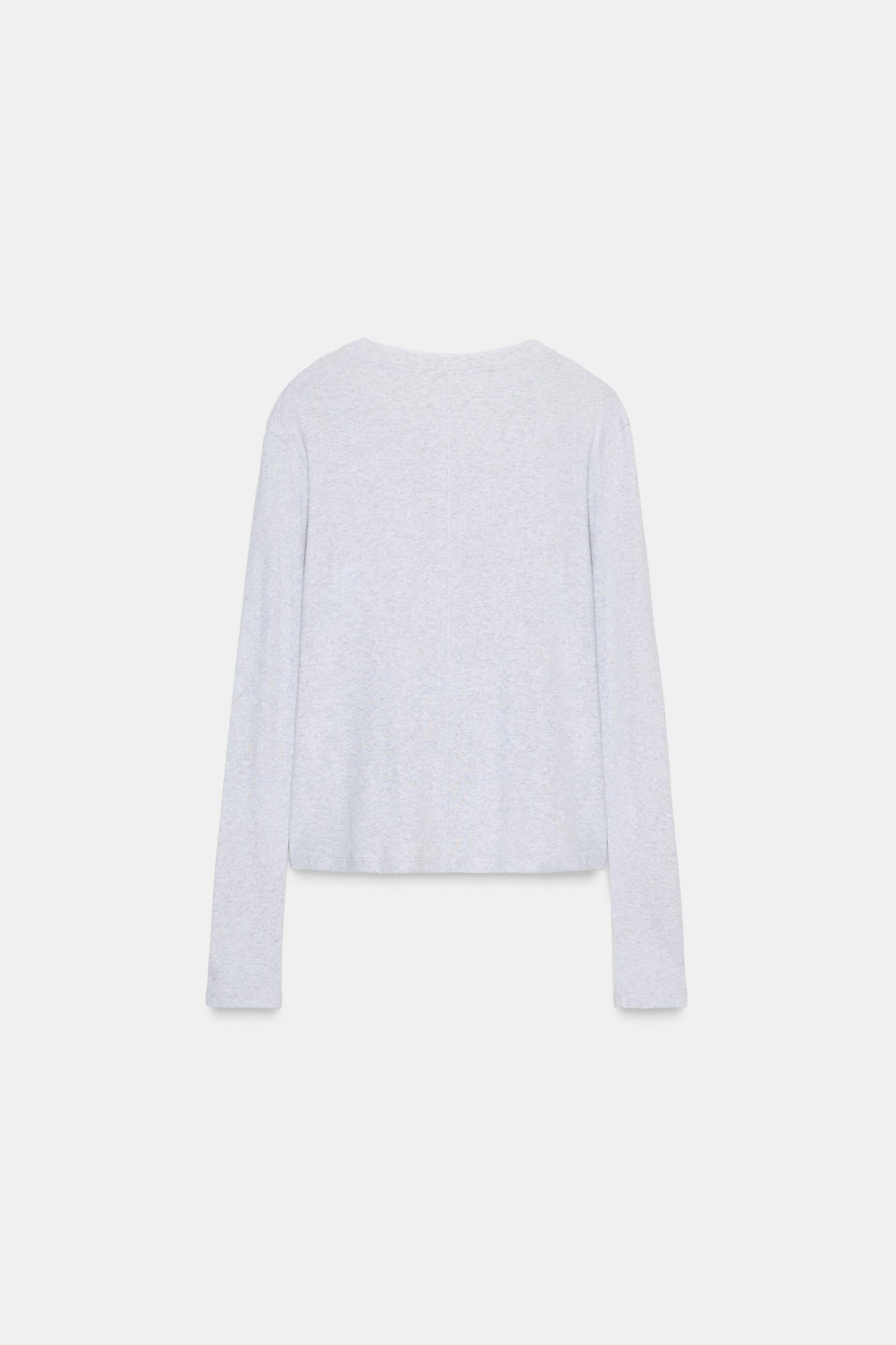 T-Shirt mit Blumenmuster auf der Vorderseite