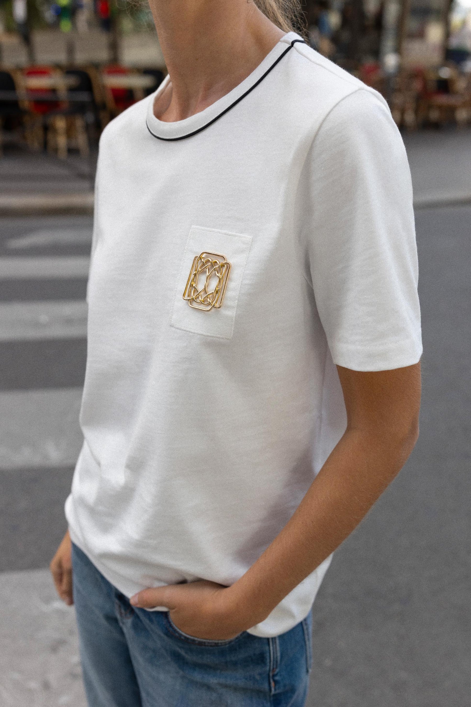 T-Shirt mit Broschen-Detail