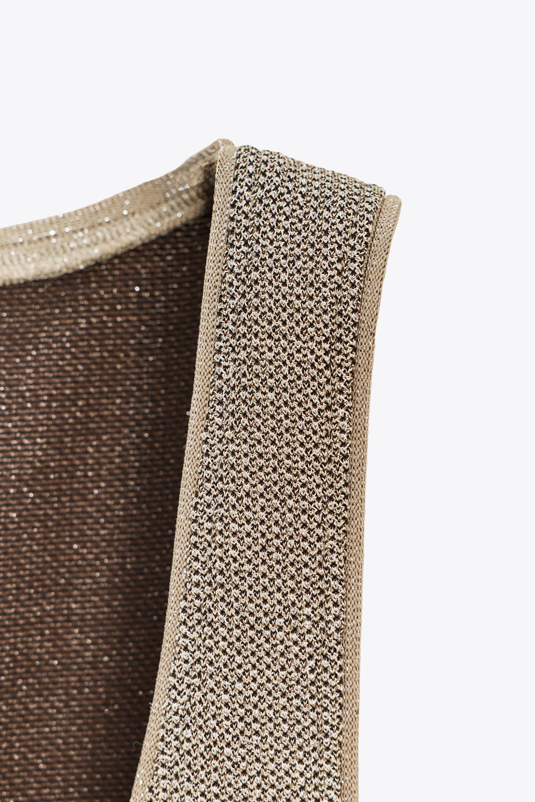 Textured metallic thread top
