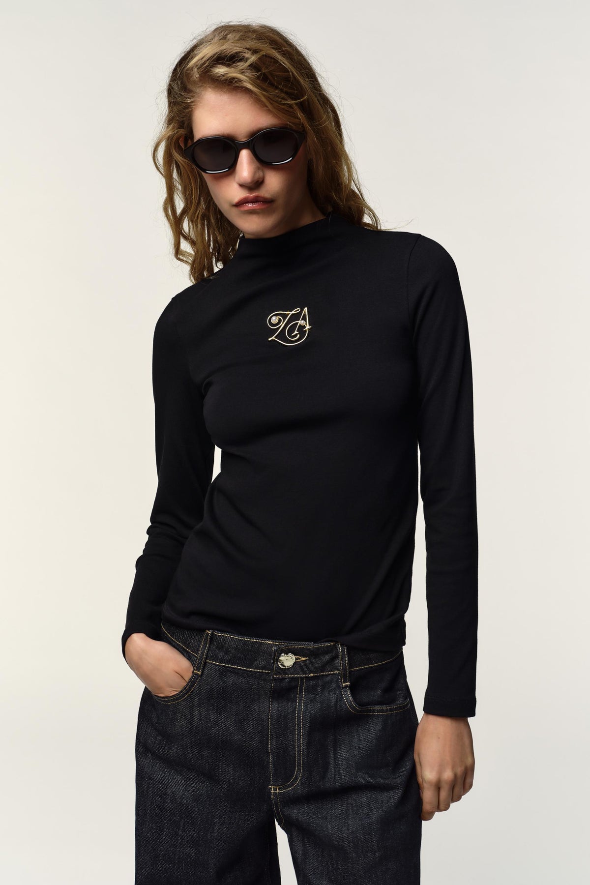 HIGH NECK BROOCH T-SHIRT