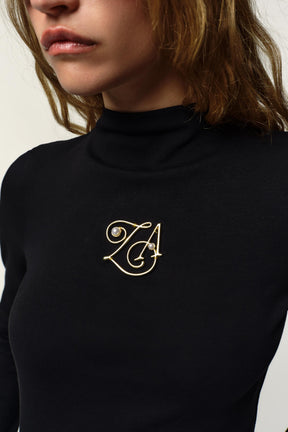 HIGH NECK BROOCH T-SHIRT