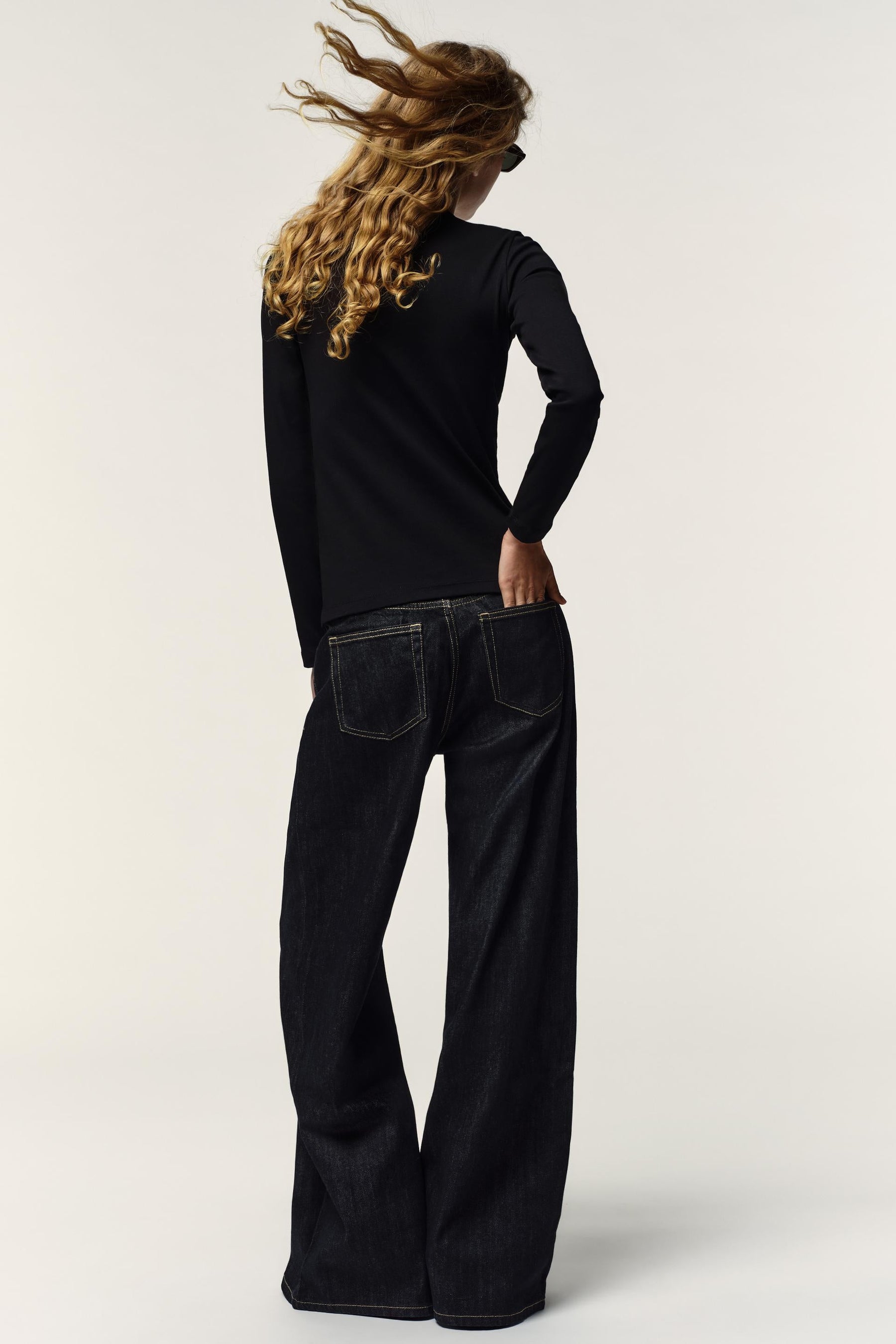 HIGH NECK BROOCH T-SHIRT