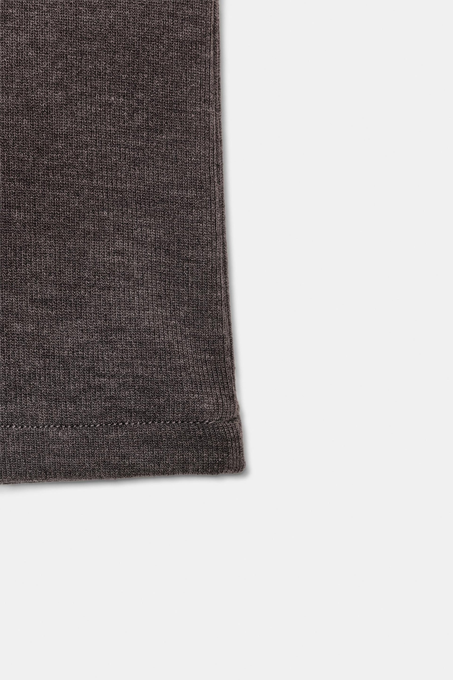 HIGH NECK SLEEVELESS TOP