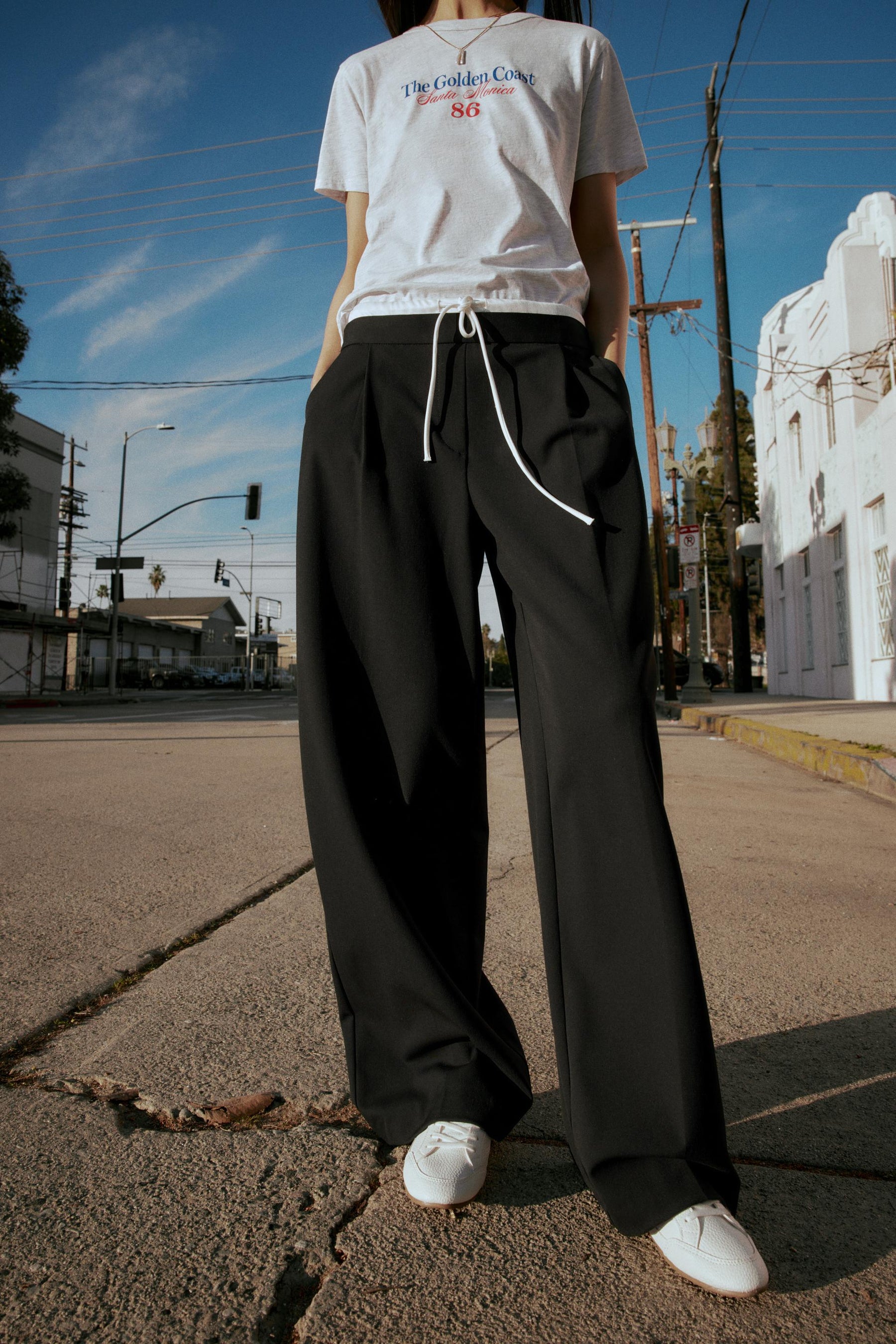 Wide-leg trousers with waistband.