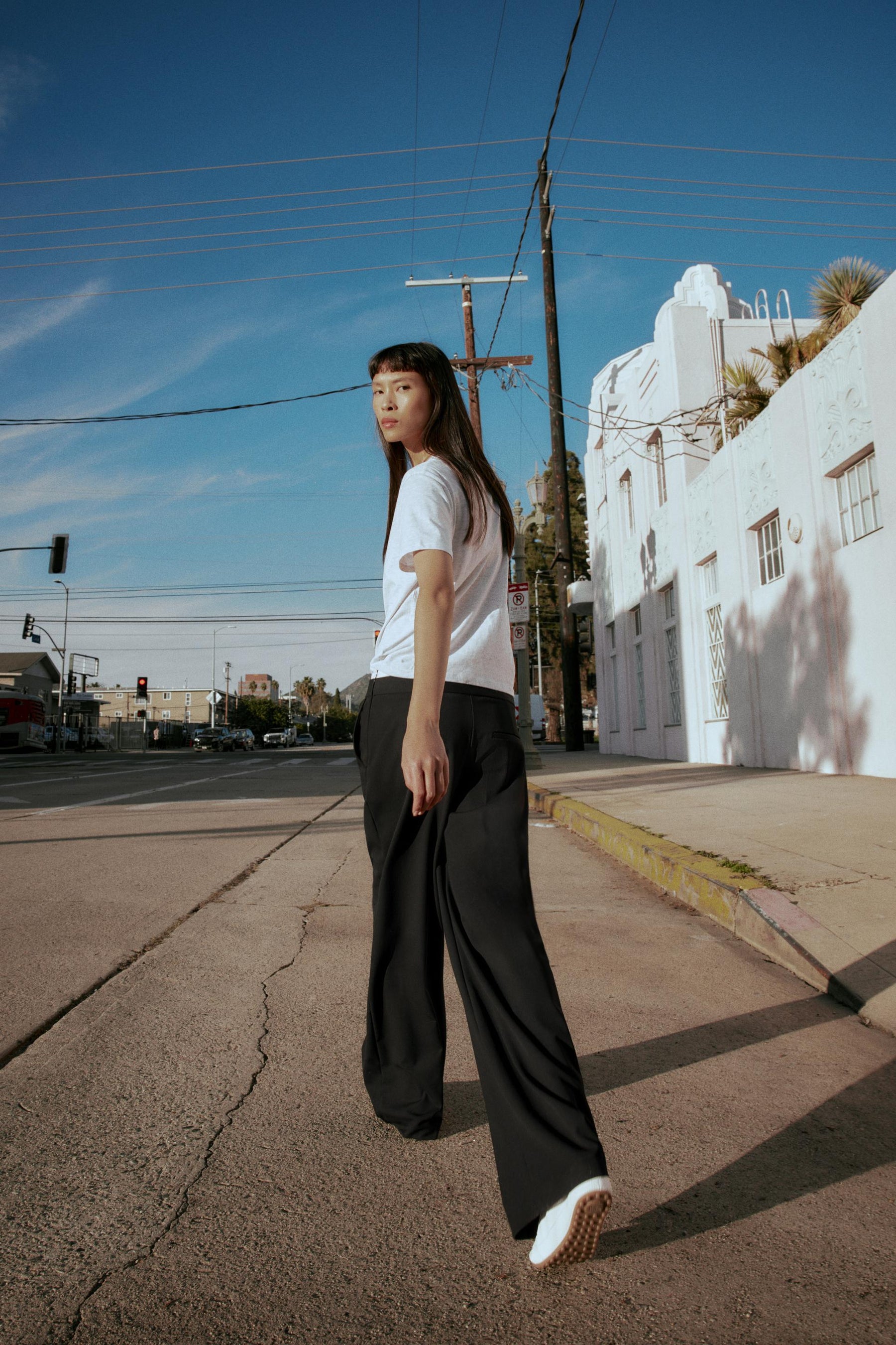 Wide-leg trousers with waistband.