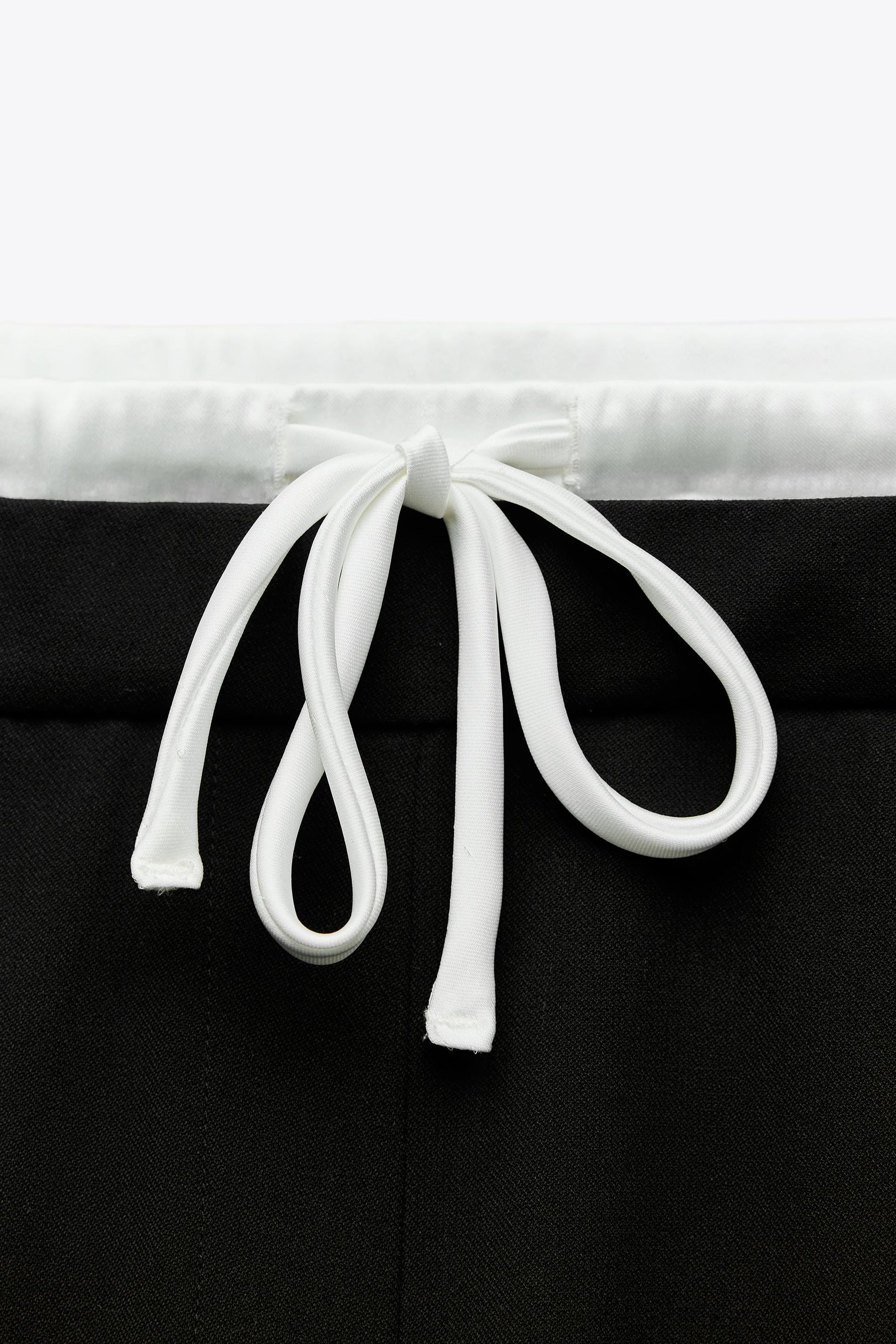 Wide-leg trousers with waistband.