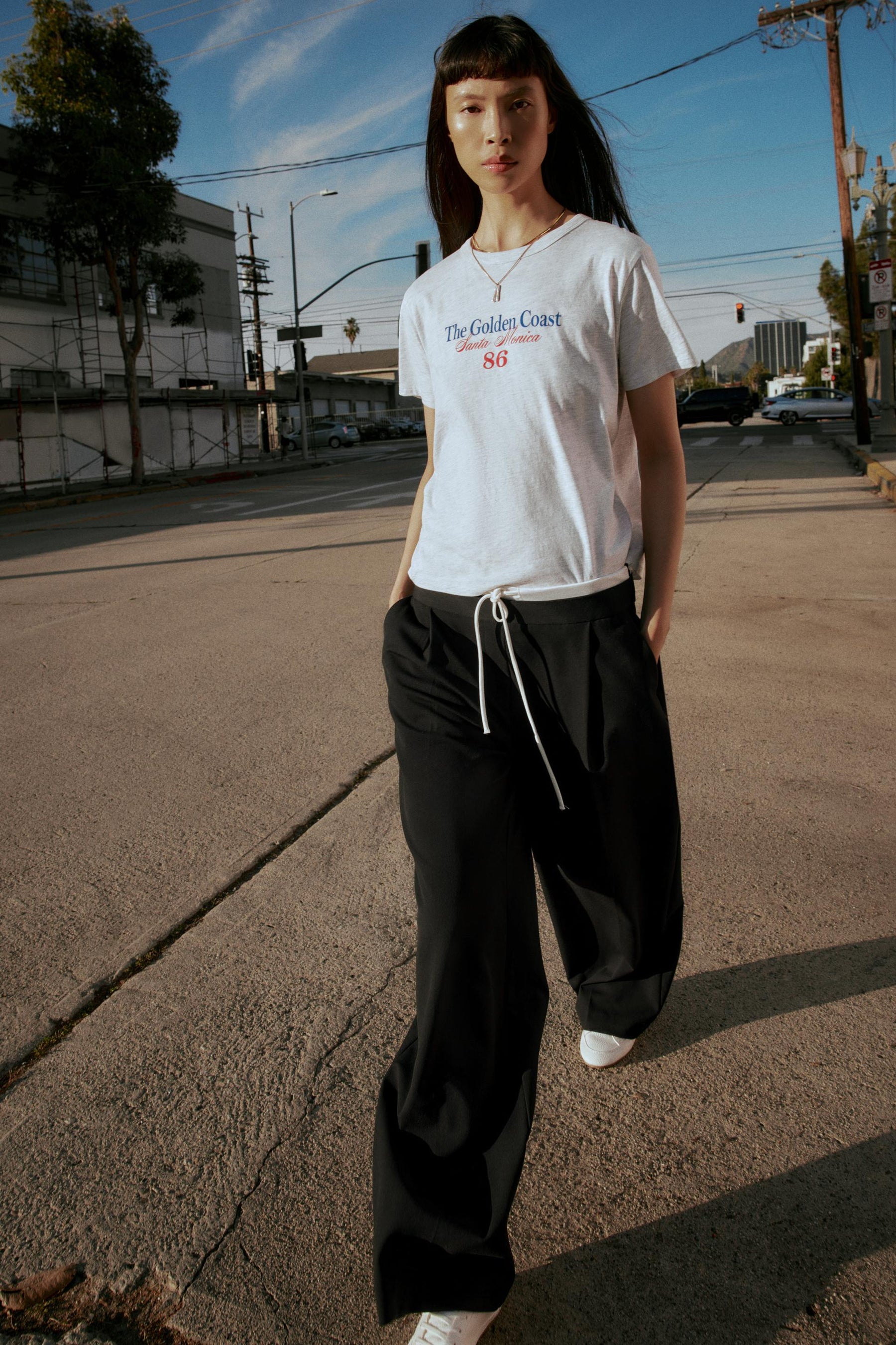 Wide-leg trousers with waistband.