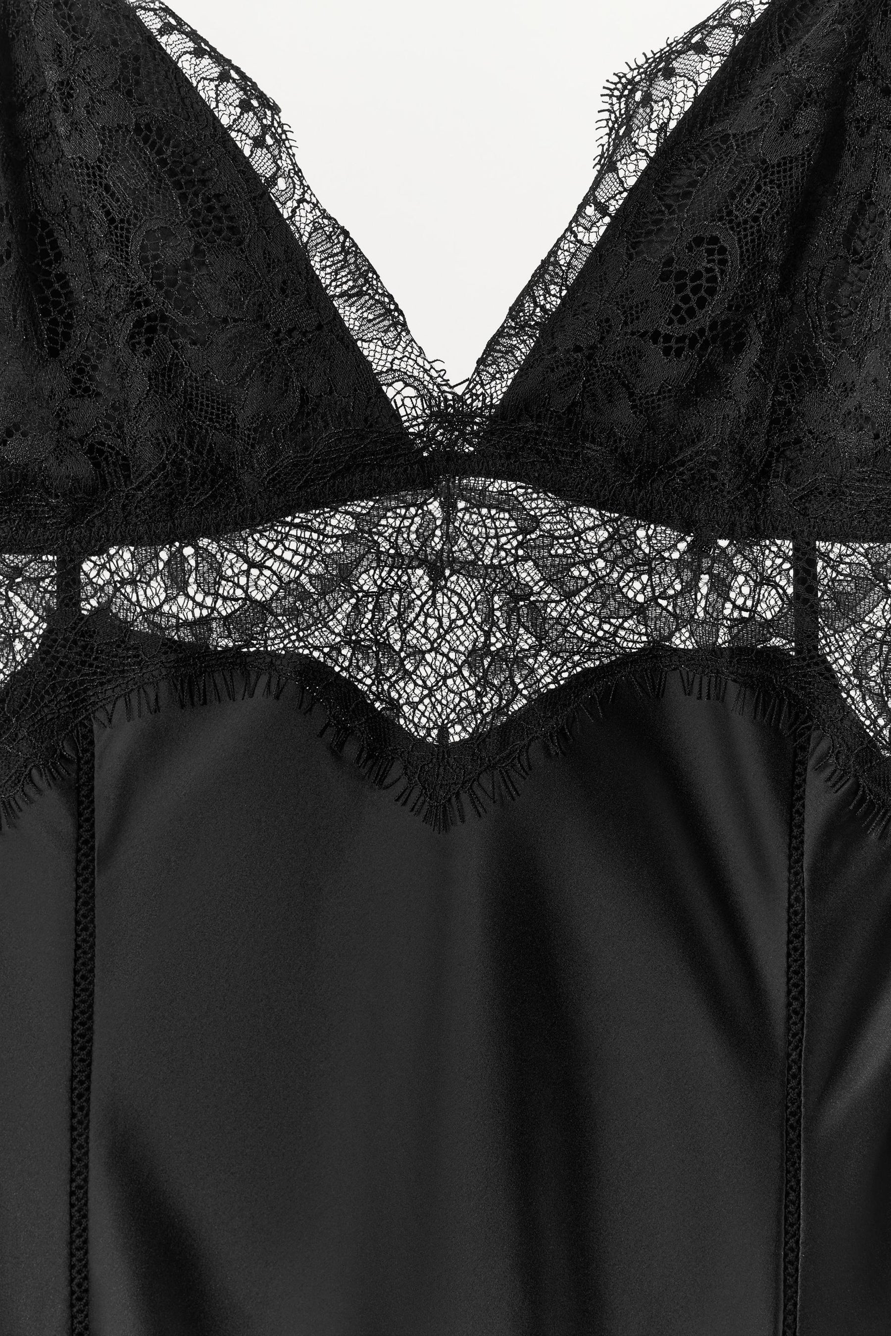 Satinbody mit Spitze