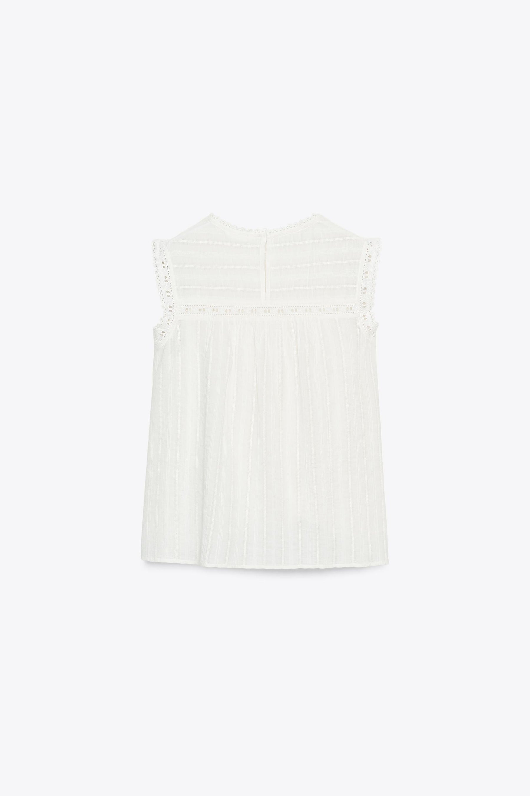 Sleeveless romantic fashion top.