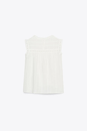 Sleeveless romantic fashion top.