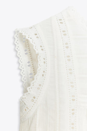 Sleeveless romantic fashion top.