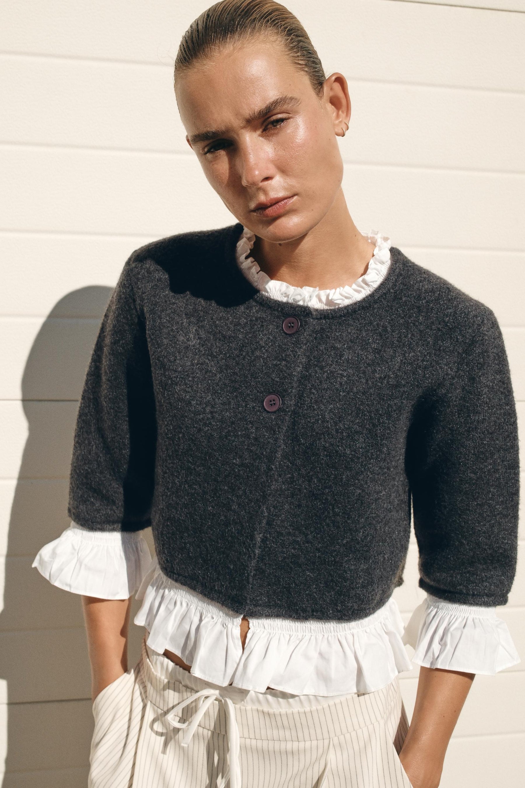 Kontrastfarbene Popeline-Strickjacke