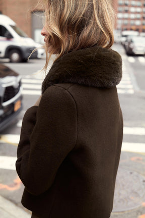 Strickjacke mit Kragen aus Kunstpelz